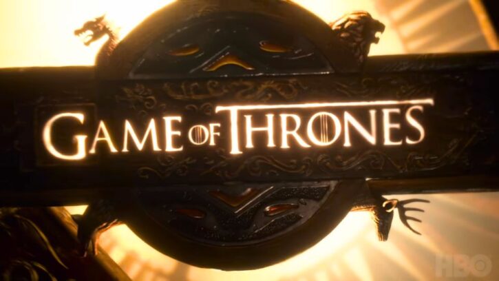 Game of Thrones HBO logo na tamnoj pozadini sa zlatnim svetlom i detaljima zmajeva
