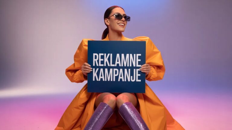 Zena u narandzastoj jakni drzi tablu sa natpisom Reklamne kampanje na kolor pozadini