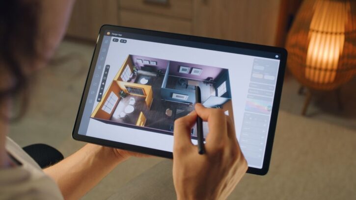 Osoba na tabletu pregledava digitalni plan enterijera stana