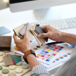 Dizajner enterijera bira uzorke materijala i palete boja za uređenje prostora