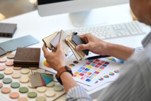 Dizajner enterijera bira uzorke materijala i palete boja za uređenje prostora
