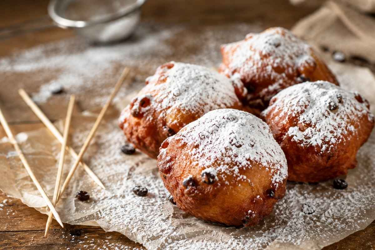 Holandski olikoek posut šećerom u prahu