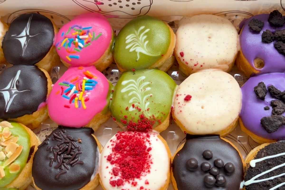različiti ukusi krofni poređani u kutiji