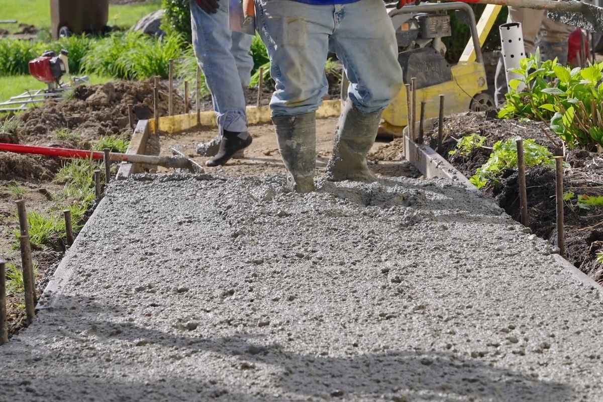 prikaz ljudi koji betoniraju prilaz do garaže